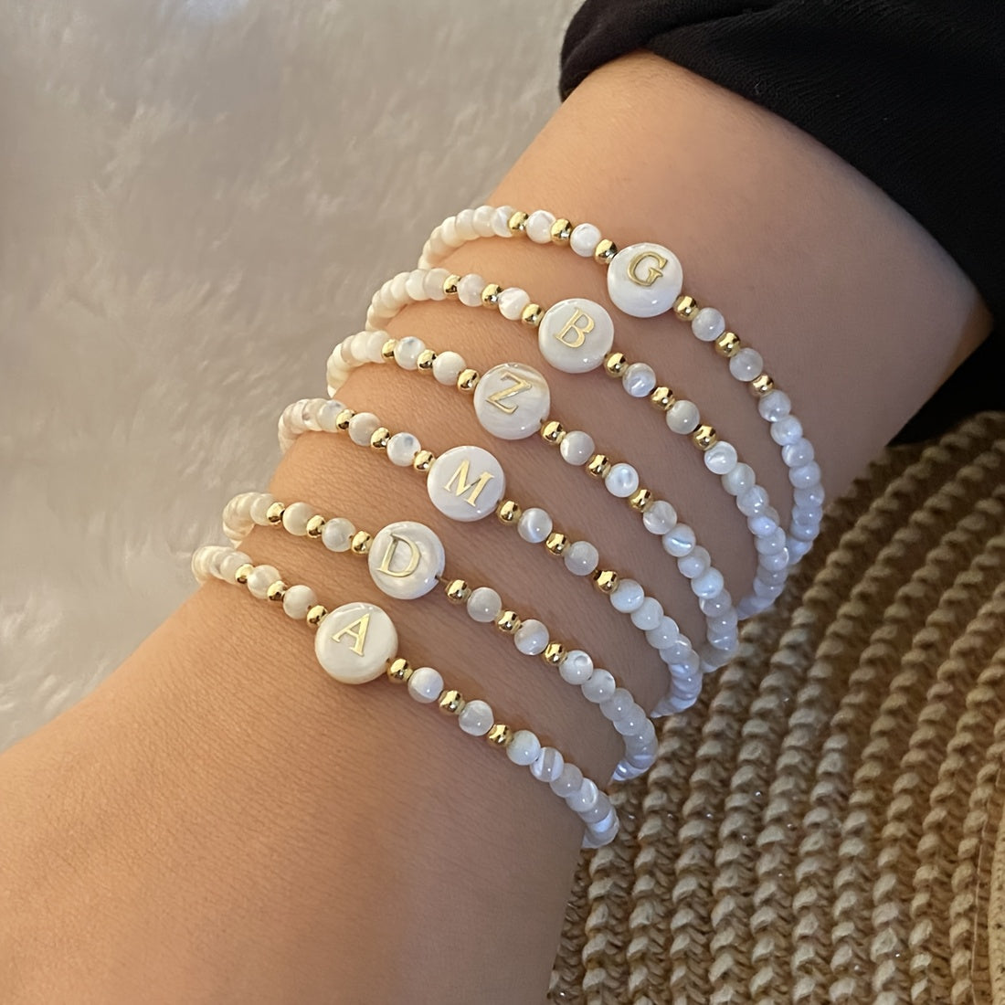 Elegante Initiële Parelarmband