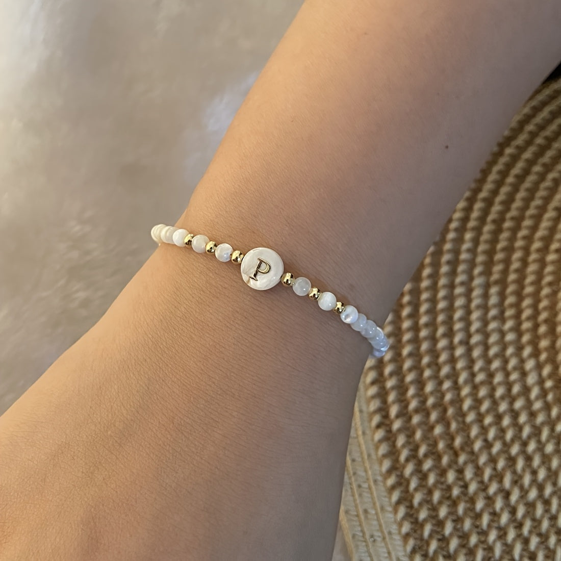 Elegante Initiële Parelarmband
