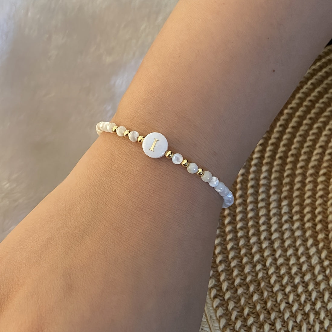 Elegante Initiële Parelarmband