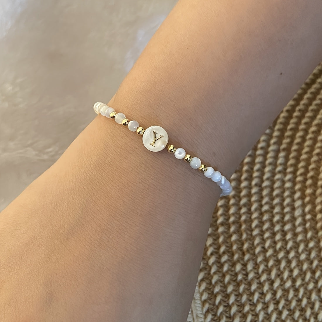 Elegante Initiële Parelarmband