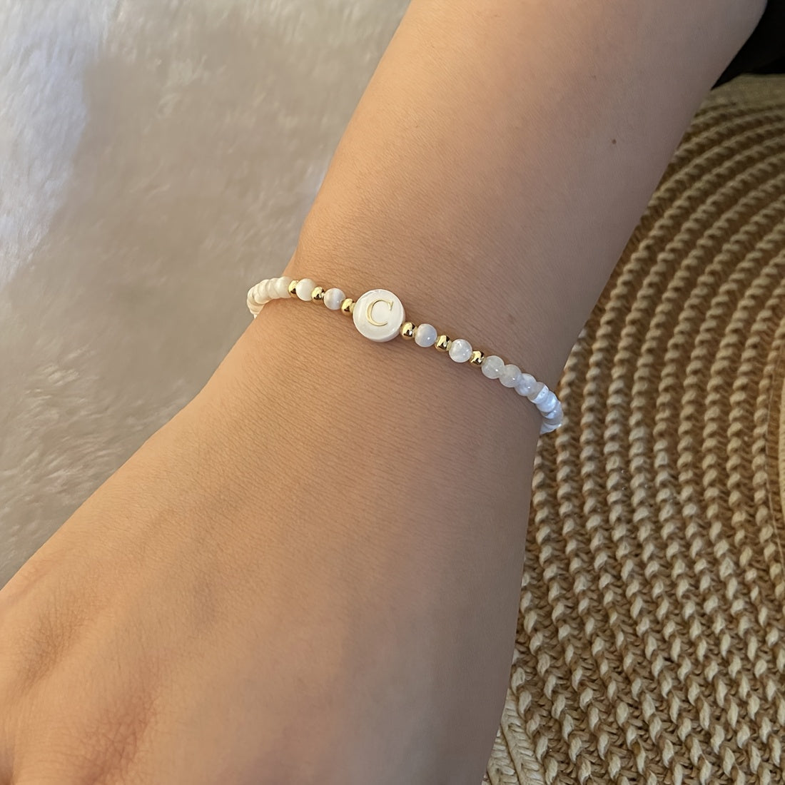 Elegante Initiële Parelarmband