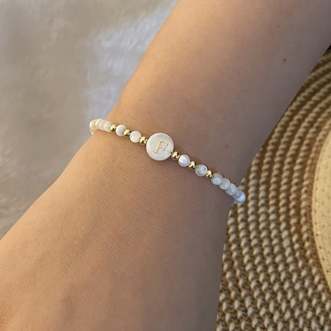 Elegante Initiële Parelarmband