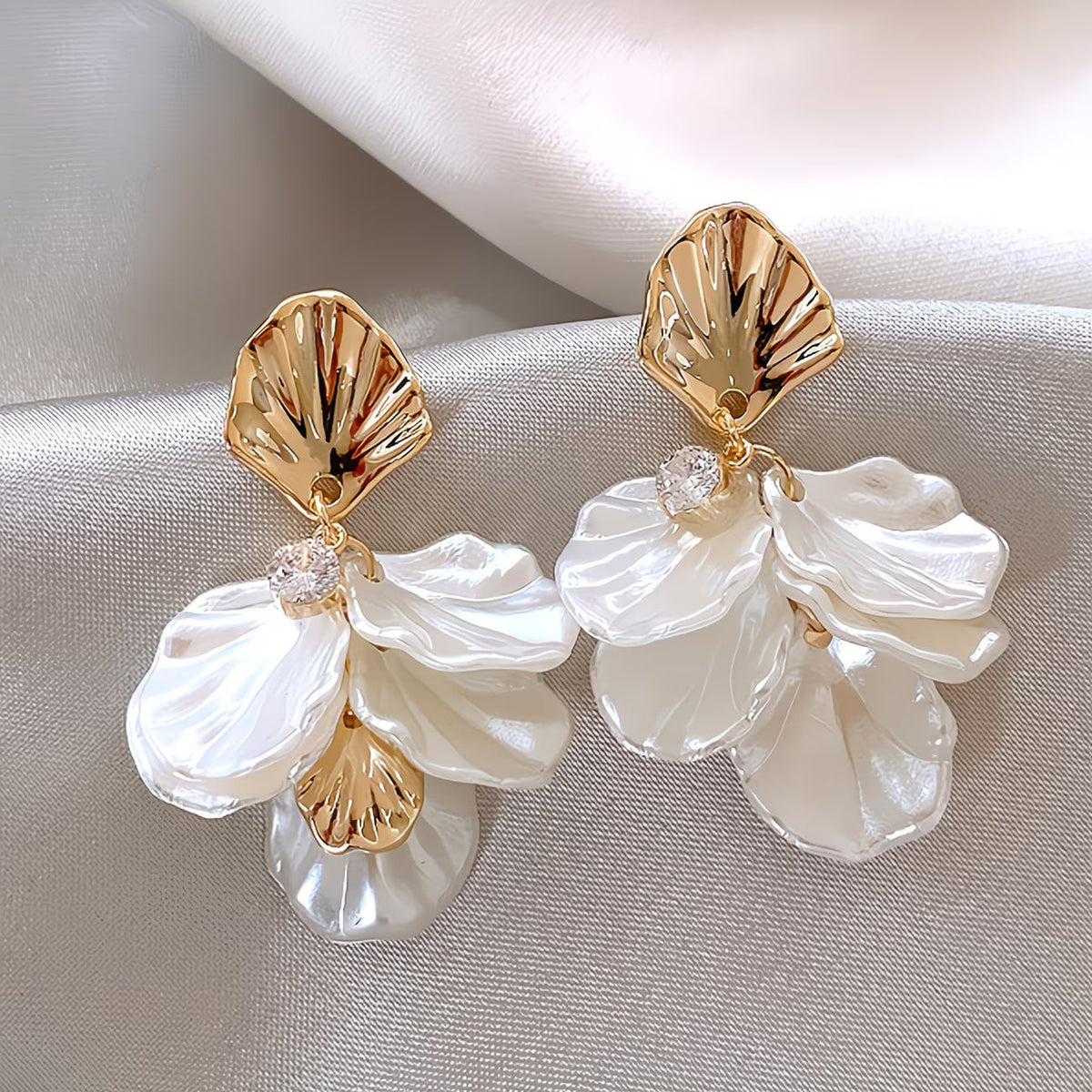 De Frosted Petal Pareloorbellen