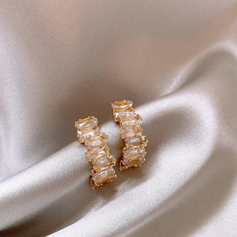 Elegante gouden oorbellen met glinsterende zirkonia