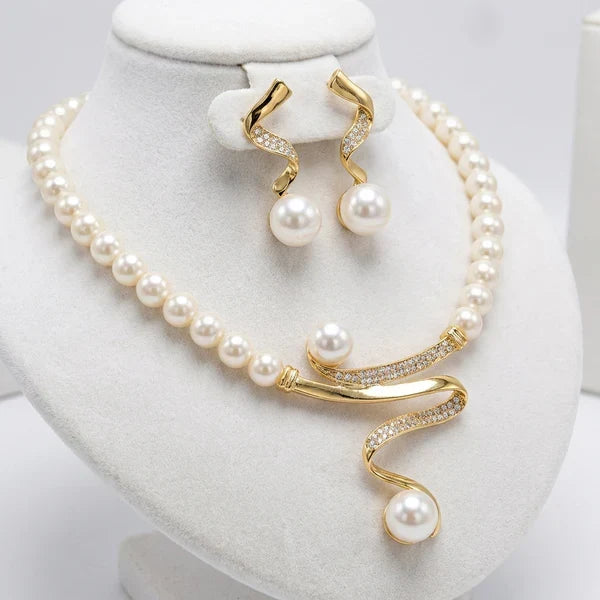 Set van ketting en oorbellen met natuurlijke parels