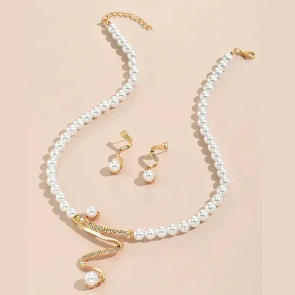 Set van ketting en oorbellen met natuurlijke parels