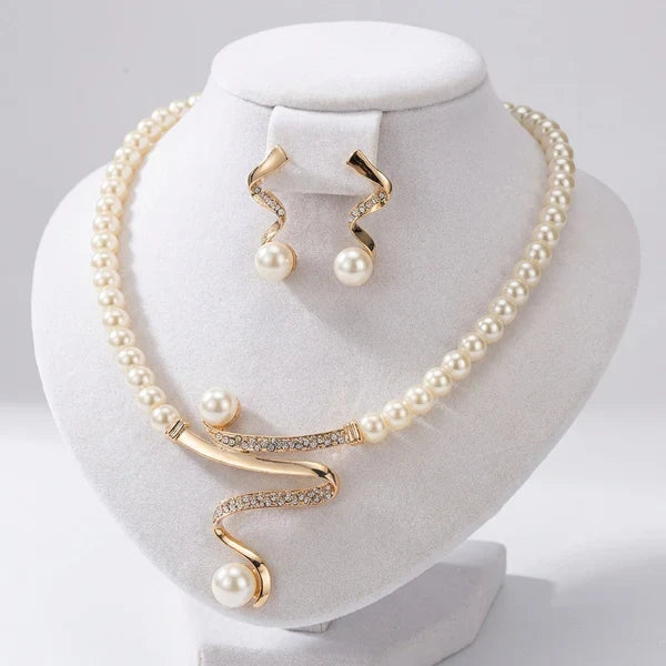 Set van ketting en oorbellen met natuurlijke parels
