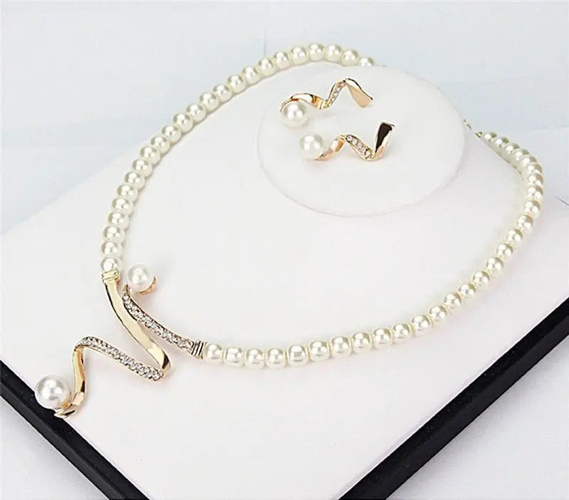 Set van ketting en oorbellen met natuurlijke parels