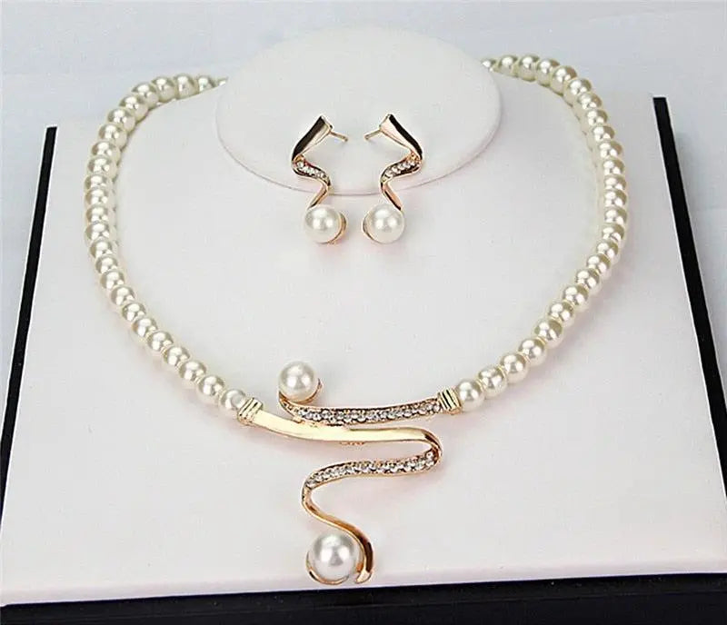 Set van ketting en oorbellen met natuurlijke parels