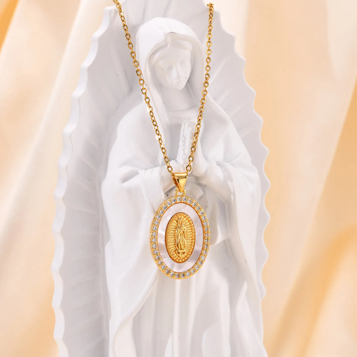 Ketting met Ovale Medaille van de Maagd in Goud