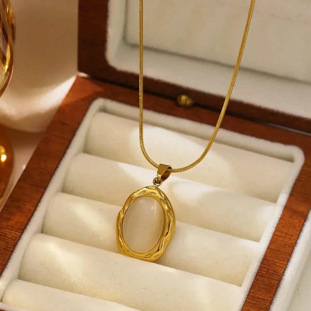 Gouden Verguld Collier met Ovale Oog van de Kat Opale