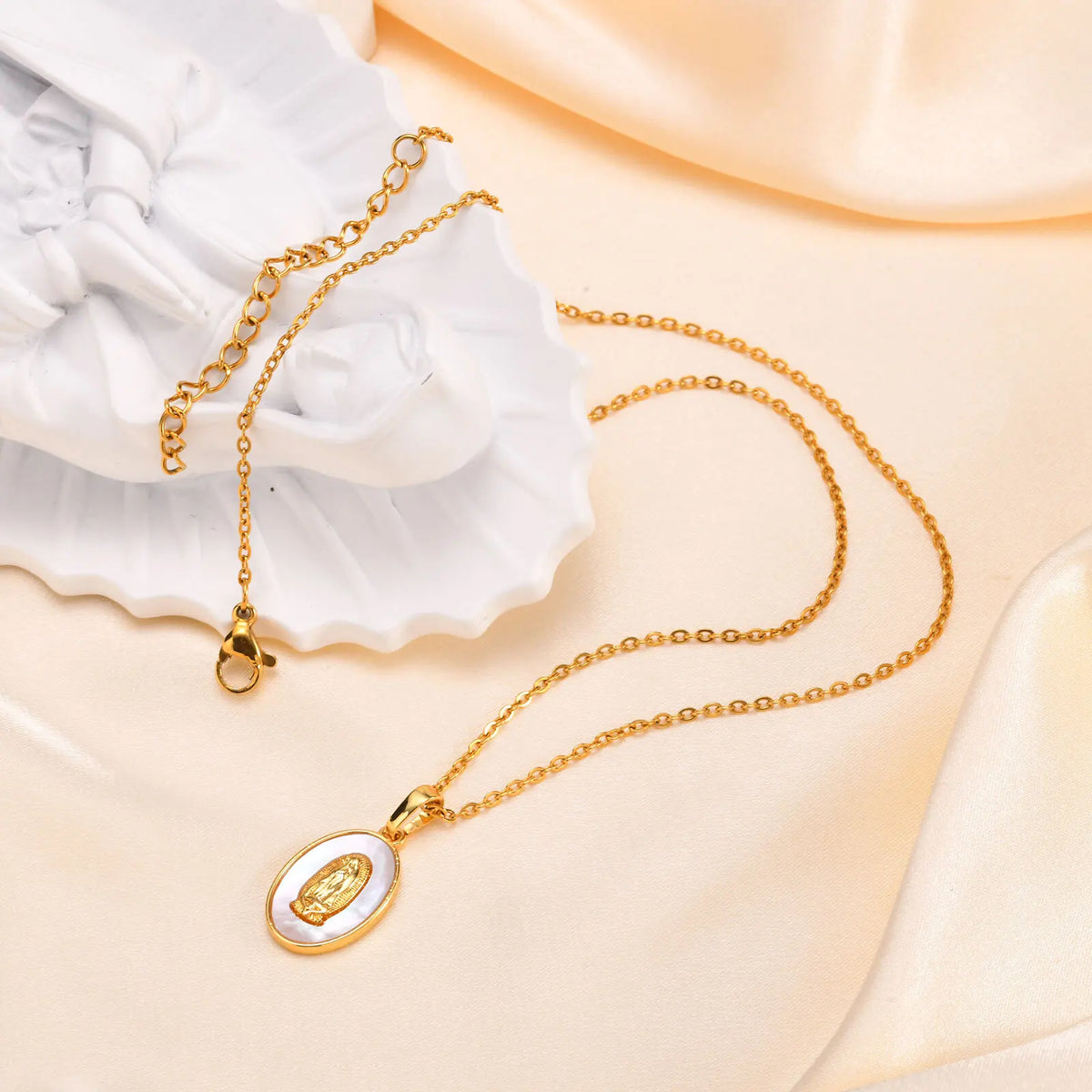 Ketting met Ovale Medaille van de Maagd in Goud