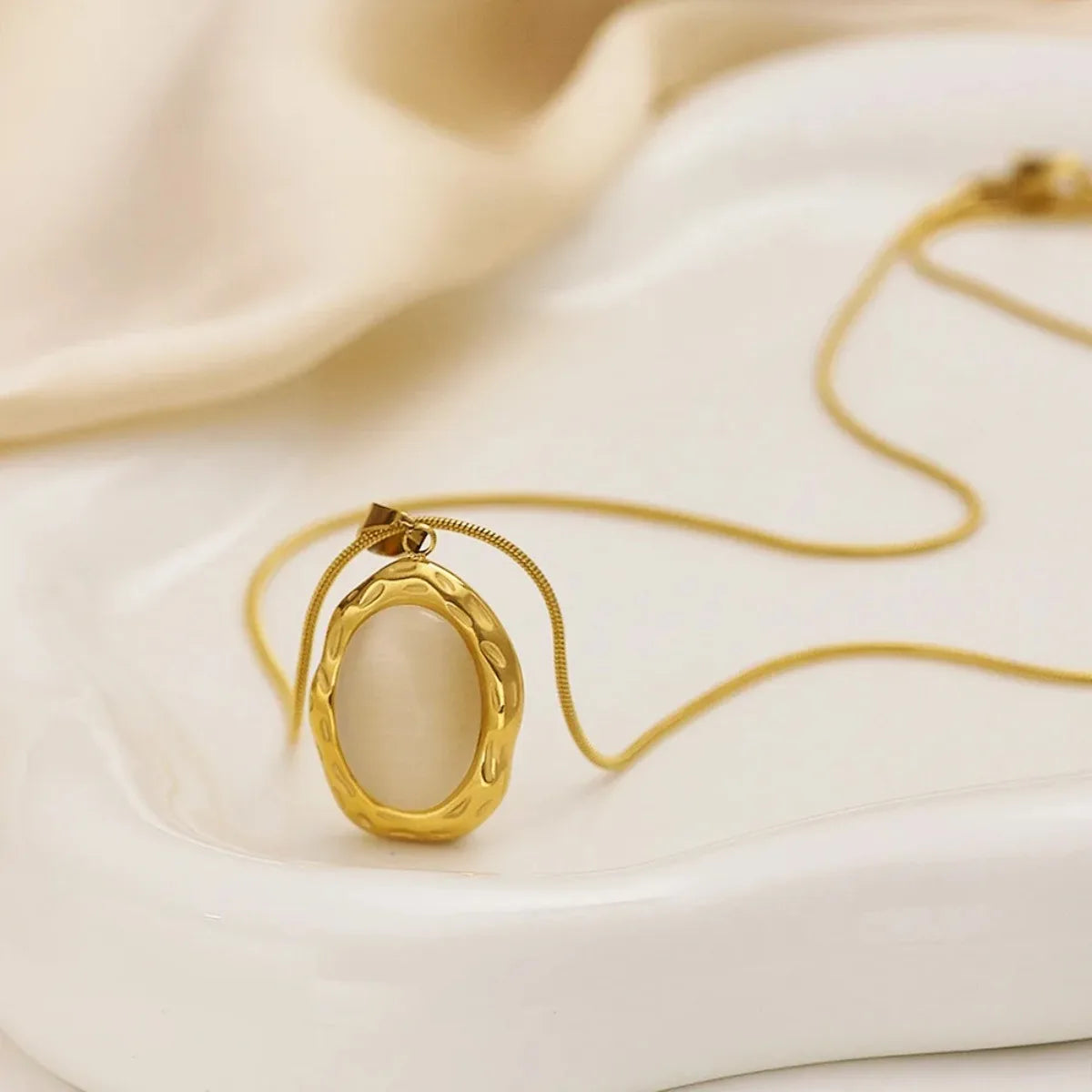 Gouden Verguld Collier met Ovale Oog van de Kat Opale