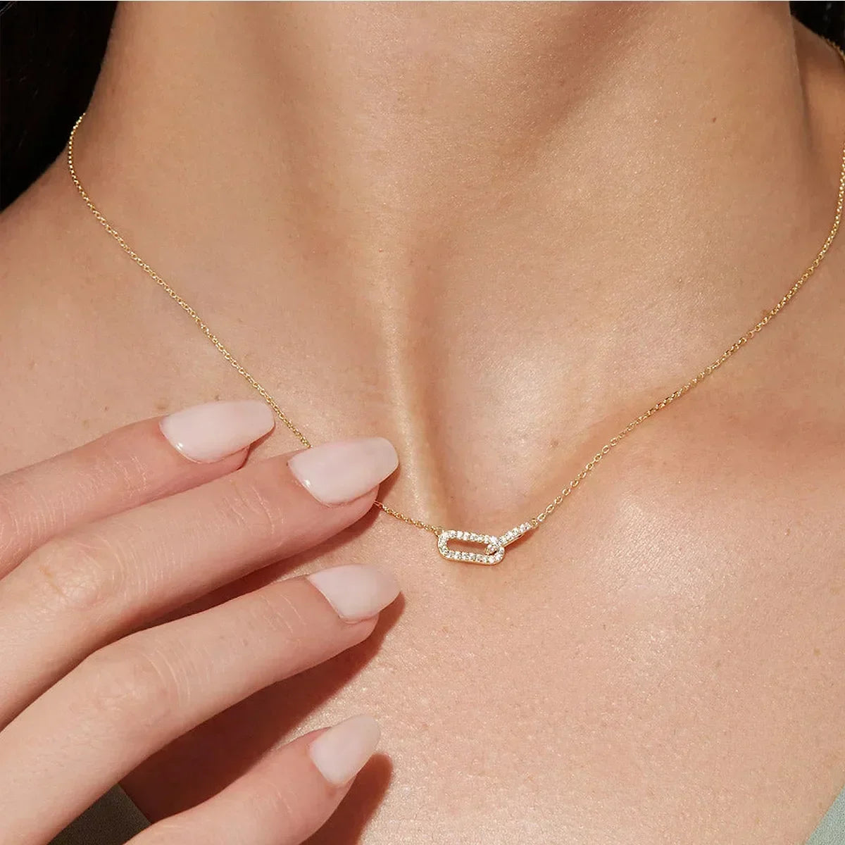 Elegante Ketting met Golvende Metalen Bloem Hanger