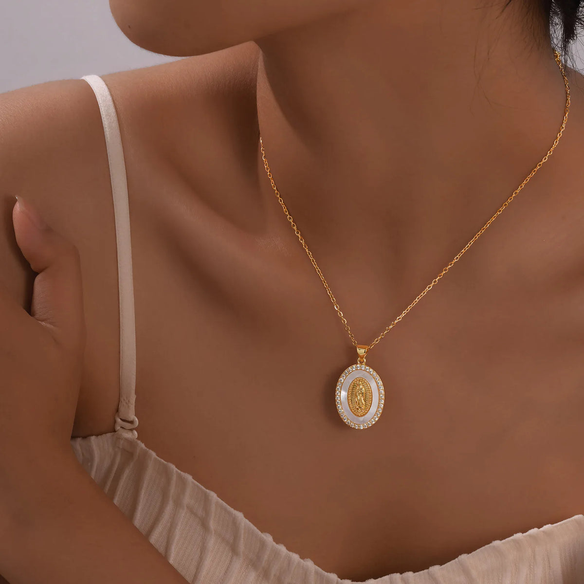 Ketting met Ovale Medaille van de Maagd in Goud