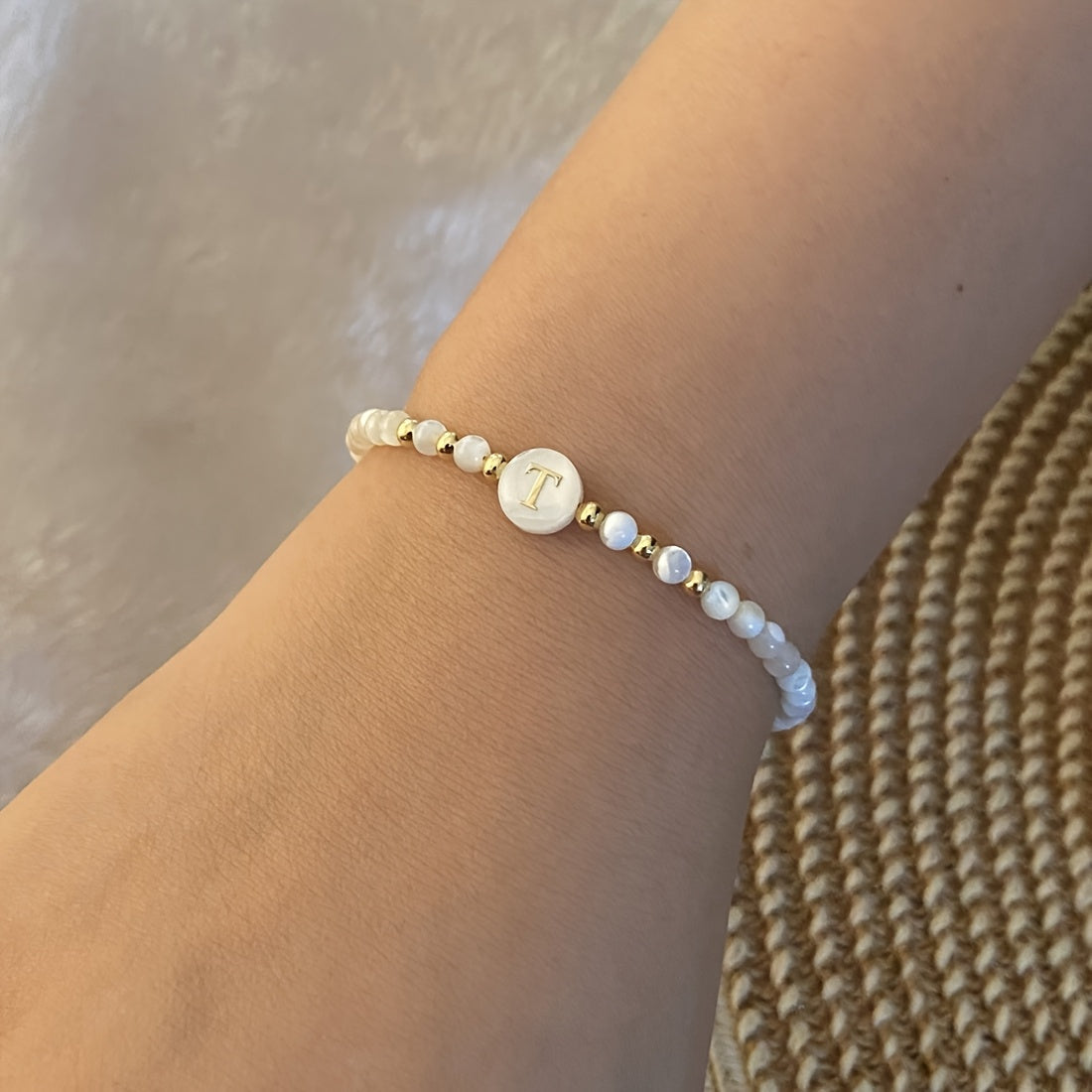 Elegante Initiële Parelarmband
