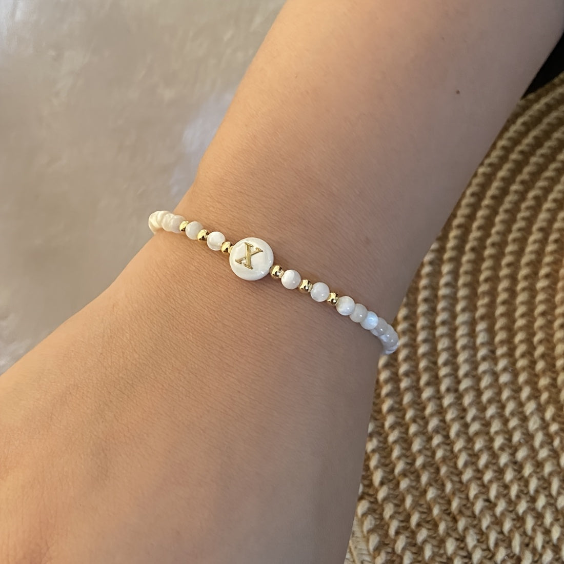Elegante Initiële Parelarmband