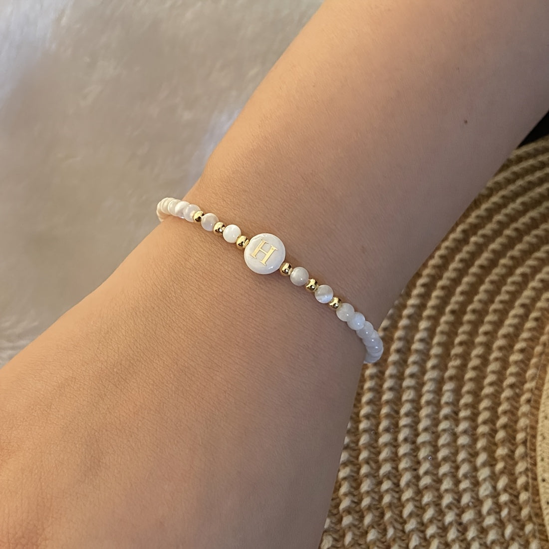 Elegante Initiële Parelarmband