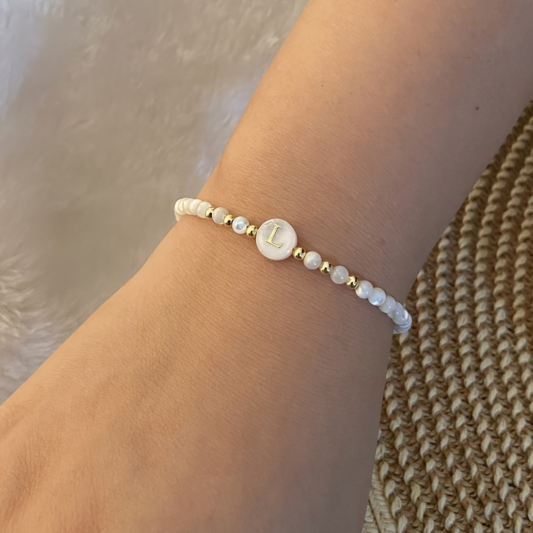 Elegante Initiële Parelarmband