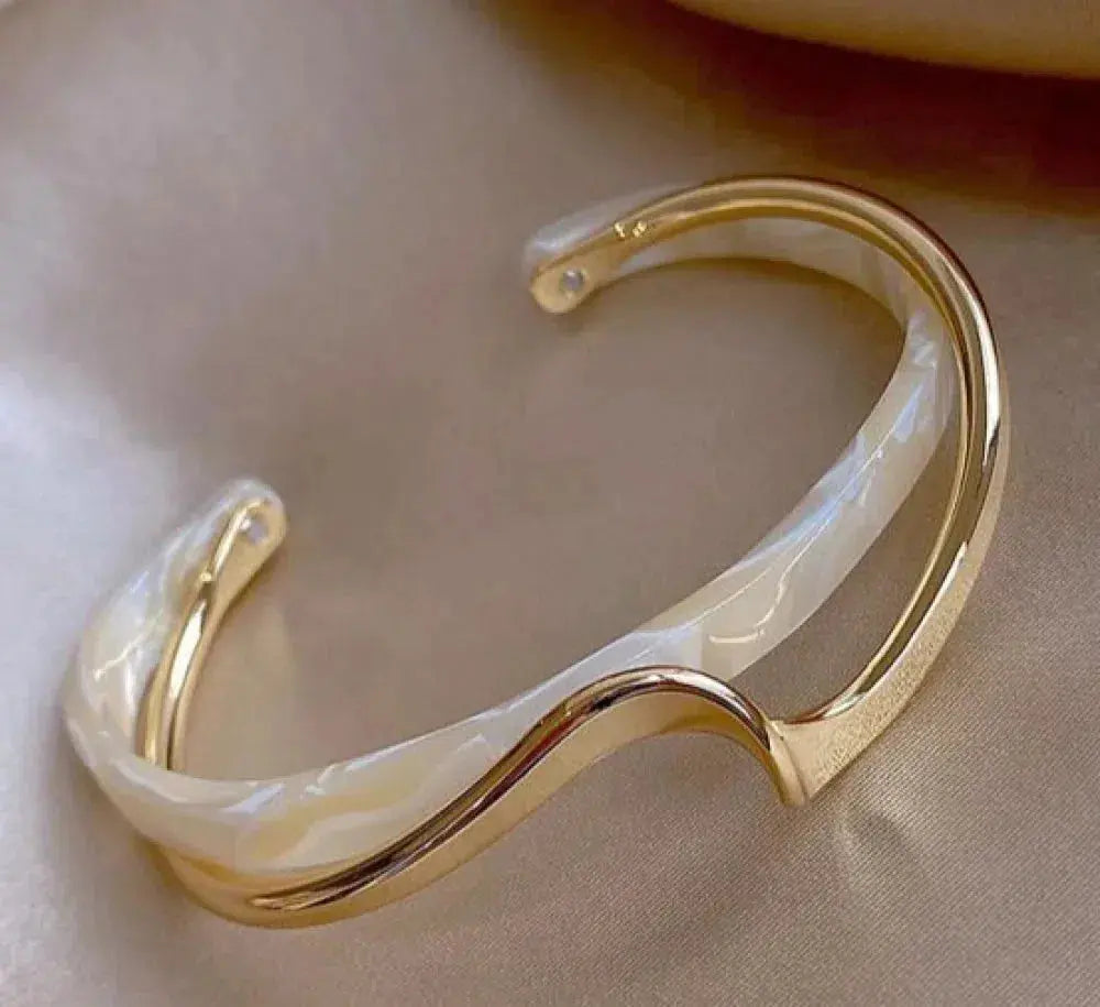 Elegante gouden armband met witte opaal